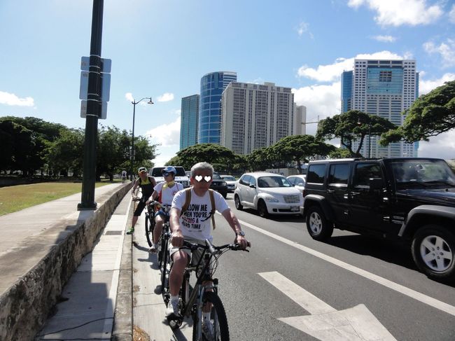 アラモアナ商店街の前を通り、自転車を返しに行く。かなり陽に焼かれたが、風を切って走る爽快さは何とも言えなかった。