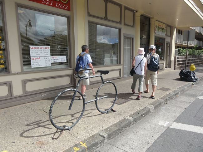 当初はバスでさらに北に向かう予定であったが、どういう訳か1時間に1本しかないバスが、バス停にいる我々を無視して通り過ぎてしまった。仕方ないので計画を変更し、最後に行く予定であったダウンタウンへ逆回りで行くことにした。写真は駐輪用の設備。自転車の形をしているのがおもしろい。
