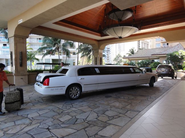 チェックイン時に空港へ行く車はサービスで安くしておくと言われていたが、こんな車が来るとは思わなかった。結局行きのタクシーとほぼ同じ値段だった。