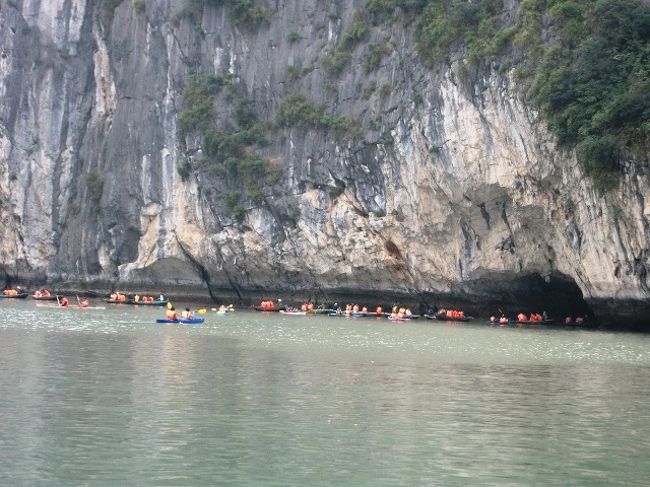 ハロン湾<br />水上の集落が見えてきたら、カヤック、手漕ぎ小型ボートまたはエンジン小型ボートのどれかに乗るオプションあり(別料金)、この周辺を各船で回る。<br />これはカヤック。