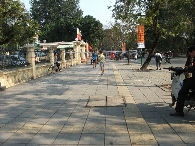 歩道にネット張ってバトミントン。<br />歩行者は道路沿いを歩いていた。<br />