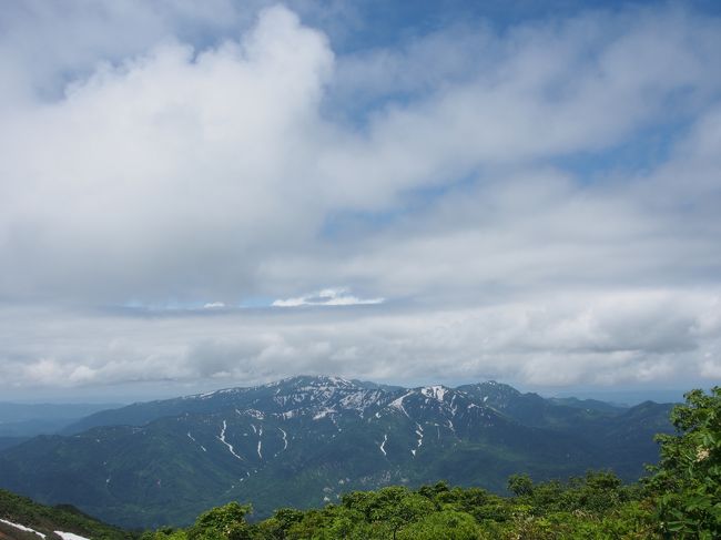 新潟方面の山や湖が望め、絶景。