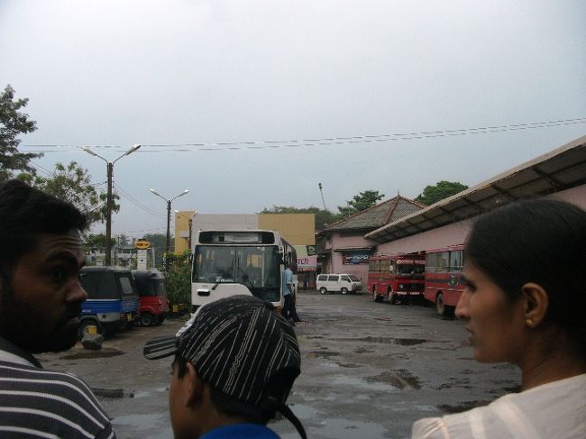 1日目：<br />コロンボの国際空港近くのバスターミナル<br />朝9:30頃、キャンディ行きのミニバスを待っている最中。