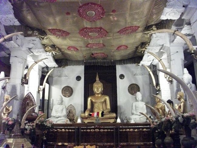 キャンディ：仏歯寺<br />お寺の中は「写真禁止」の注意書きが張られていて、警備員もいる。<br />ここともう一か所は観光客も写真を撮っていた。<br />