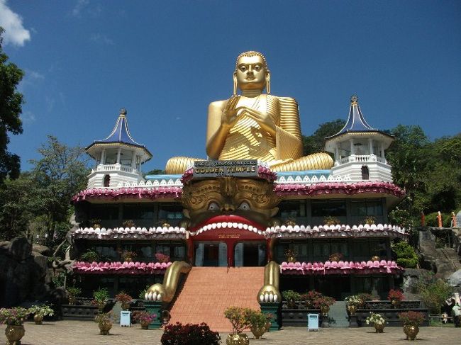 2日目：<br />ダンブッラ<br />4/13はスリランカの正月のため、ほとんどの交通機関はお休み。<br />キャンディからノーマルバス(なぜかエアコンバスより高い運賃)でダンブッラのバス停で降り、スリーウィーラーでダンブッラ石窟寺院へ。<br />この建物は博物館。<br />遺跡入場料：Rs1,300