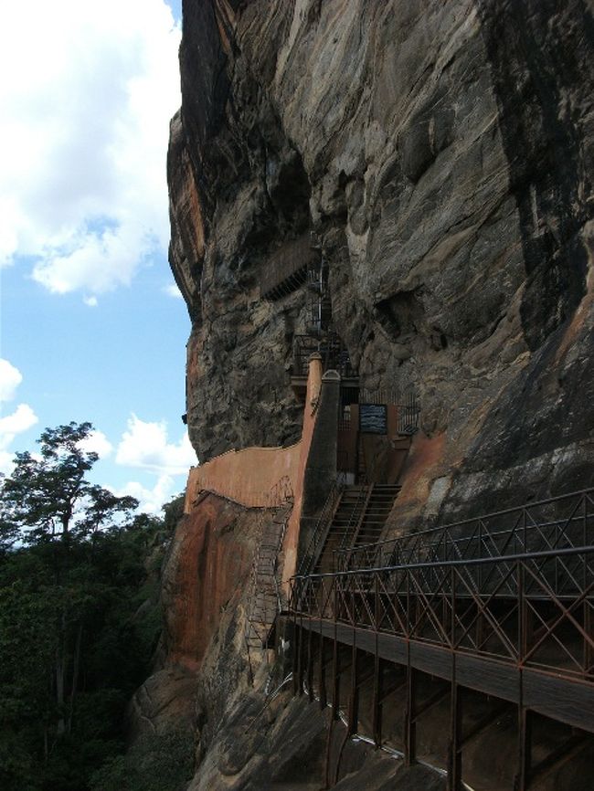 シーギリヤ・ロック<br />岩の周りに写真のように人が通れるようになっている。<br />途中で螺旋上の階段を上がると、フレスコ画に到着。