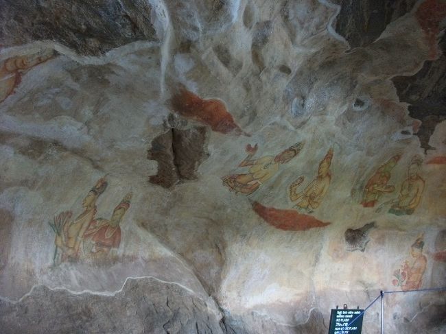 シーギリヤ・ロック：美女のフレスコ画<br />歴史的なフレスコ画だけあって、見ごたえあり。<br />右下の注意書きの日本語「フラッシュだめ」がおかしかった。<br /><br />