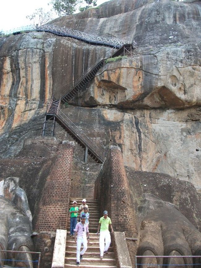 シーギリヤ・ロック：ライオンの入り口<br />この階段は急で錆びているところもあり、足が竦んだ。<br />なせか警備員のオッチャンもついてきた。