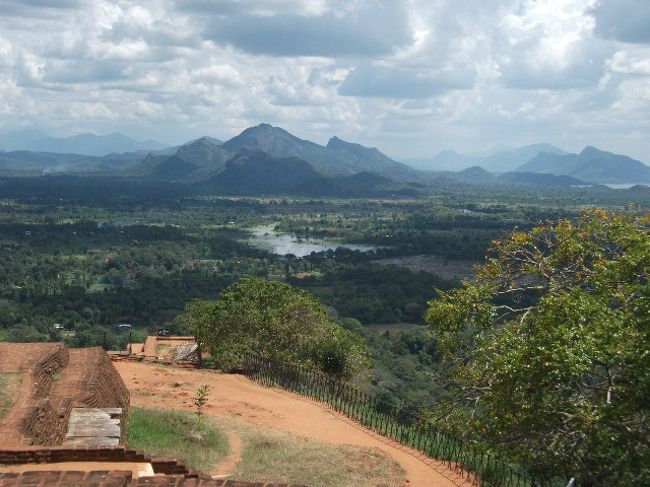 シーギリヤ・ロック<br />岩の頂上からの南側の眺め（あの山周辺はキャンディ方面）<br /><br />警備員のオッチャンは英語でガイドし始めたので、聞かないふりして歩き続けた。<br />結局、お金を請求されることもなく、ただ英語を話したいだけだったようだ。