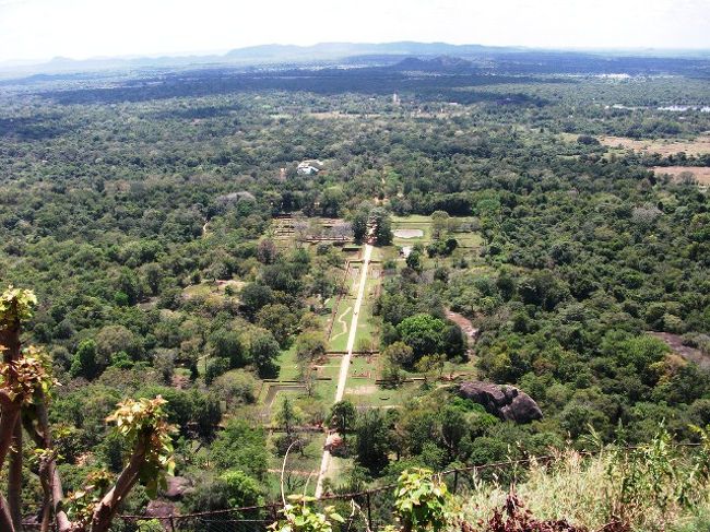 シーギリヤ・ロック<br />先ほど、歩いてきた小道が眼下にはっきり見えた。<br /><br />スリーウィーラーでダンブッラまで戻り、キャンディ行きの長距離バスを2時間待った。<br />その間、韓国人旅行者が話のお供をしてくれて、時間はあっという間にすぎた。