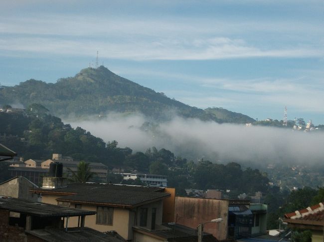 3日目：<br />キャンディ<br />早朝、ゲストハウスから窓の外をみると、霧がはっていた。