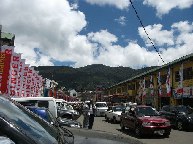 ヌワラ・エリヤ<br />朝、キャンディのバスターミナルからバン(Rs210)で約3時間ヌワラ・エリヤへ。<br />途中、ランボダ滝周辺の風景が映画ジュラシックパークのような風景で一度立ち寄ってじっくり見てみたかった。<br />車窓から写真にもおさめることができず、非常に残念。<br />山道のため、車酔いした。