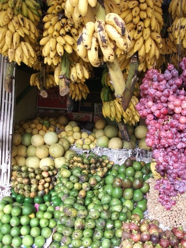 4日目：キャンディ：キャンディ・マーケット<br />早朝、荷物をまとめて、駅近くのマーケットを訪れた。<br />果物や野菜など色々な食材が豊富にあった。<br />果物が所狭しときれいに並べてあって、果物の写真をたくさん撮った。<br />