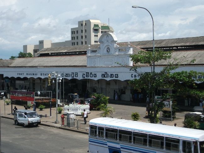 バスで朝キャンディから午後コロンボへ。<br />ここも正月休みで多くのお店やゲストハウスがお休みだった。<br /><br />ペターエリアのモスク、ヒンドゥー寺院、ペター時計塔から旧国会議事堂まで歩いた。<br />写真はコロンボ・フォート駅