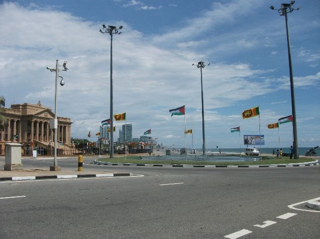 コロンボ：インド洋沿いのマリーナ・ドライブ<br />海からの風が非常に強く、国旗がなびいている。