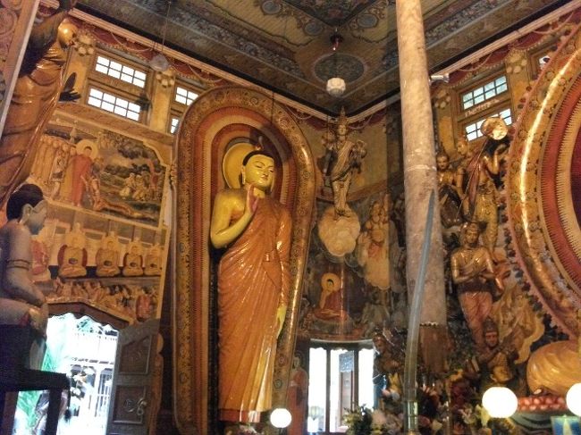 コロンボ：ガンガラーマ寺院<br />仏教像の中に天使のような像もあり、不思議な寺院だった。<br />外には小象がいた。<br />入場料：？