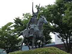 駅前にある、井伊直政の銅像。