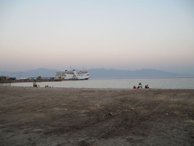 ヨルダンのアカバ行きのフェリーが停泊してます。