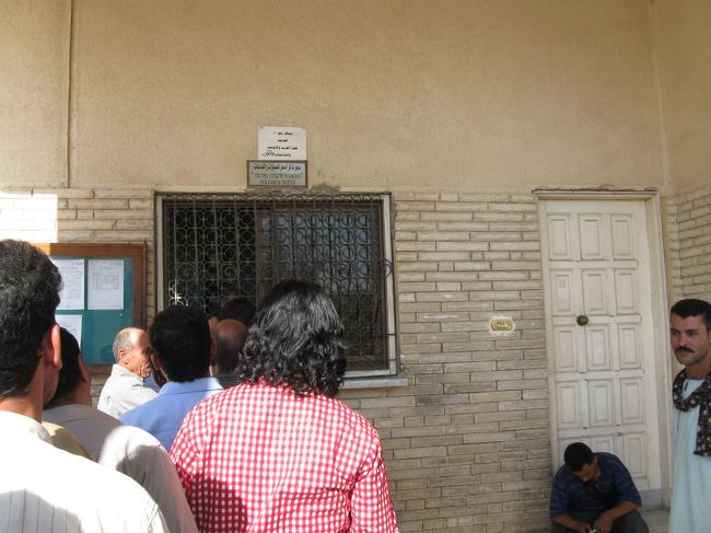 船の切符を買う行列です。