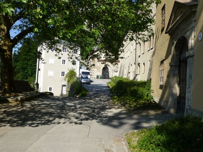 1:49:58<br />ノンベルク修道院<br />修道院へ戻ってしまったマリアを子供たちが会いにくるシーン。<br />この写真の左側の坂を下って行くと馬車に乗りながらドレミの歌の<br />シーンのノンターラ・ハウプト通りになります。<br /><br />2013/06/20<br />