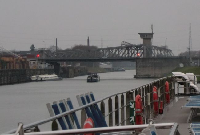 5:00にアントワープを出航。　<br />どんよりした空。まだ明けきらないのかも...<br /><br />
