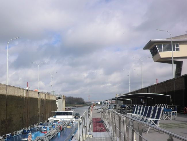 8：05水門に差し掛かる。