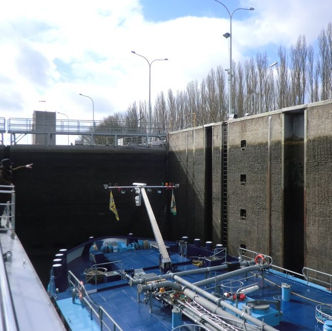 ゆっくりと壁に残る水位の差を埋めていく。