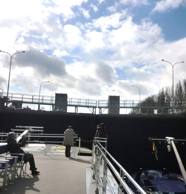 大分上がってきた。青空に白い雲。