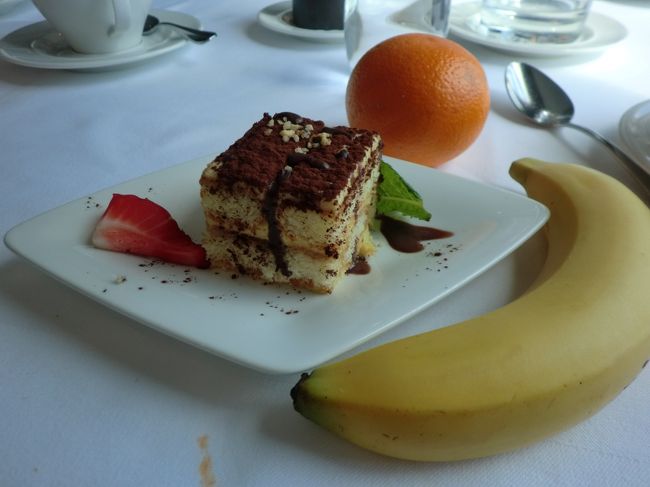 デザートはケーキ、カリウム補給にバナナもチョイス。<br />