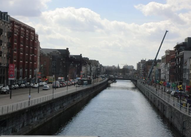 バスに乗り換えて町に向かう。<br />運河を渡る。