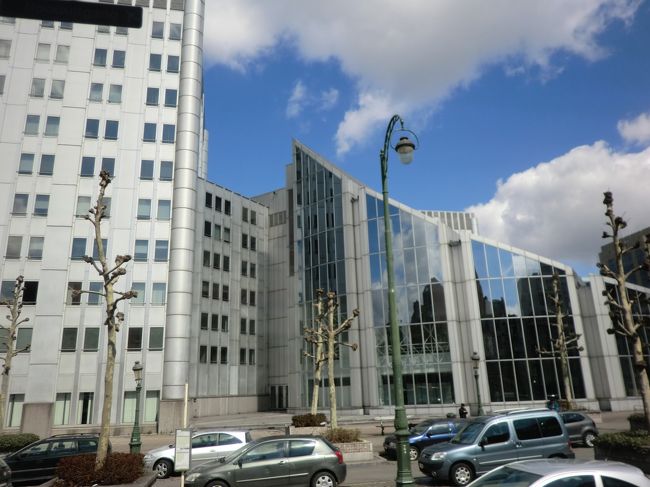 此処はモダンなビル群<br />