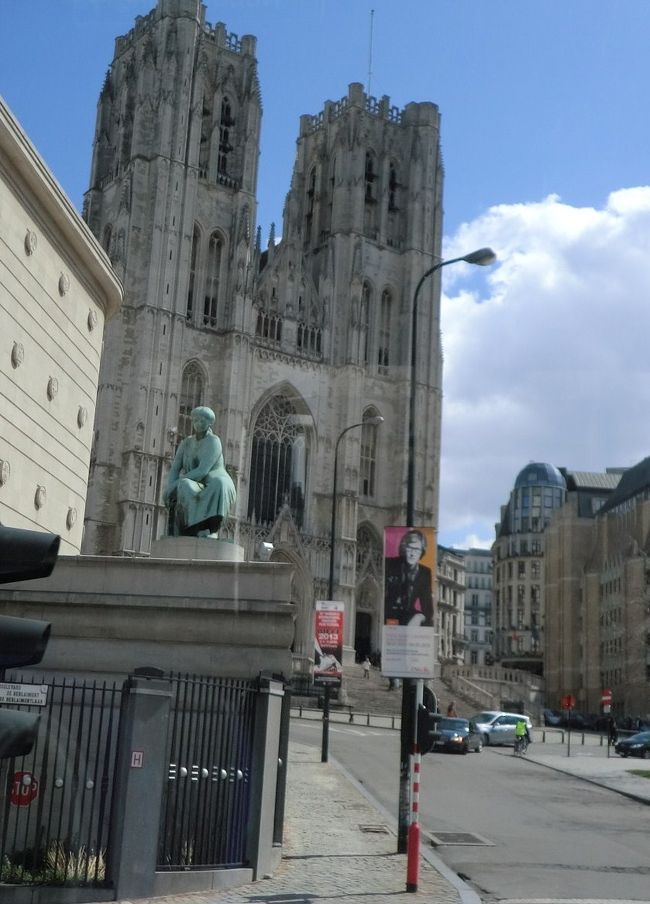 聖ミッシェル・エ・ギュデユル大聖堂が見えてきた。<br />13〜15世紀ゴシック様式。正面に見える2つの塔は高さ６９ｍ。<br />王室との関連が深くボードワン国王の葬儀や王子の結婚式がおこなわれたこともあるらしいが、今回は車窓観光のみ。