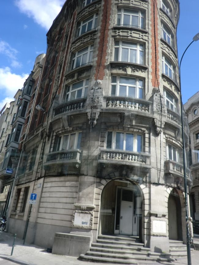 ベルギーを代表するアールヌーボー建築家はヴィクトール・オルタ。<br />彼の作品は町の至る所に残っているようだ。