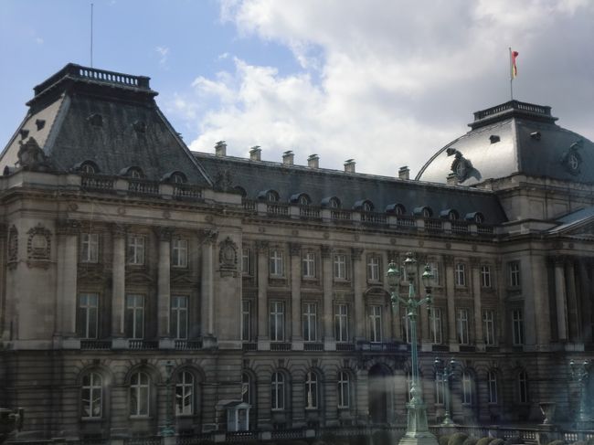 宮殿はオランダ統治下に着工、ベルギーが独立した後幾度か改装されて内部はルイ14世様式の造りになっている。国賓を迎えての公式行事に使われるという。