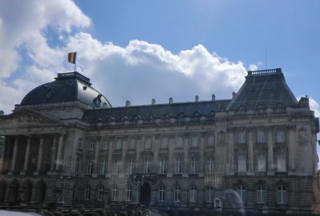王がベルギーに居る時は屋根に国旗が掲げられる。