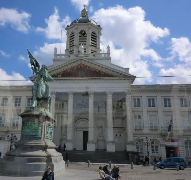 長方形の広場中央の彫像は11世紀の第1回十字軍指揮者にしてエルサレムの王・ゴッドフロア・ド・ブイヨン。1848年建立。<br />