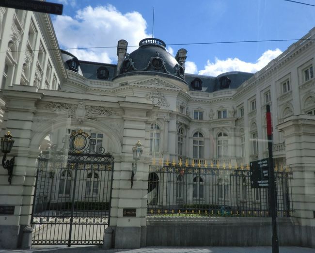 警備が厳重な雰囲気