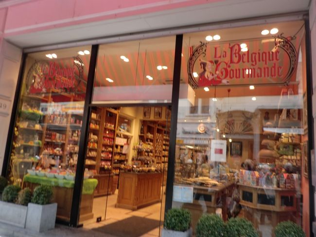 引き込まれそうな雰囲気の店舗が軒を並べ