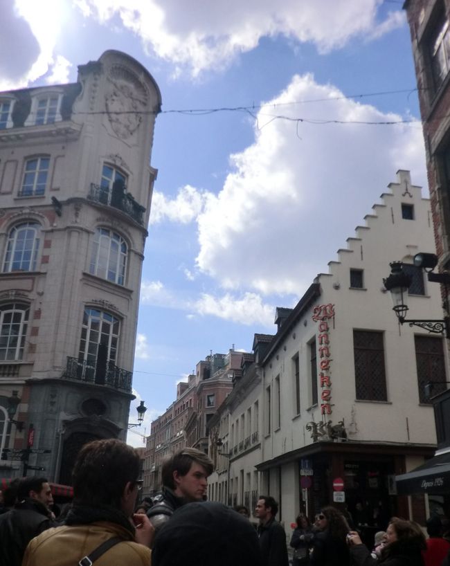 広場は後にして、エチューブ通りを折れ