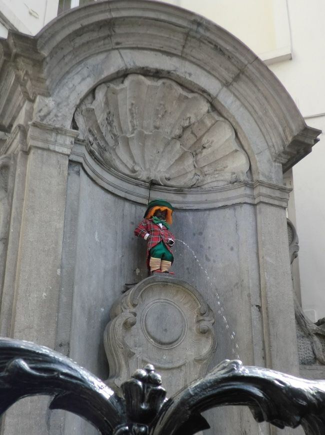 かの「小便小僧」ジュリアン君の像がある一角に出た。<br />カメラの砲列がひきもきらず、なかなか場所取りが難しい。<br />