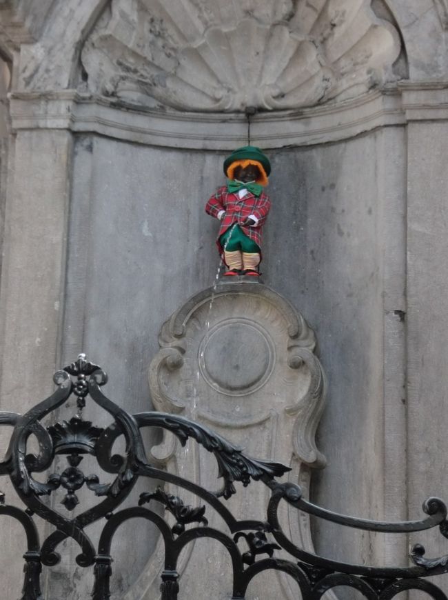 一説に爆破の導火線をおしっこで消した英雄として建立されたとか...<br />17世紀オランダ総督が最初に贈って以来世界各地から着せ替えの衣装が届き、899着<br />が市の博物館に保管されているという。