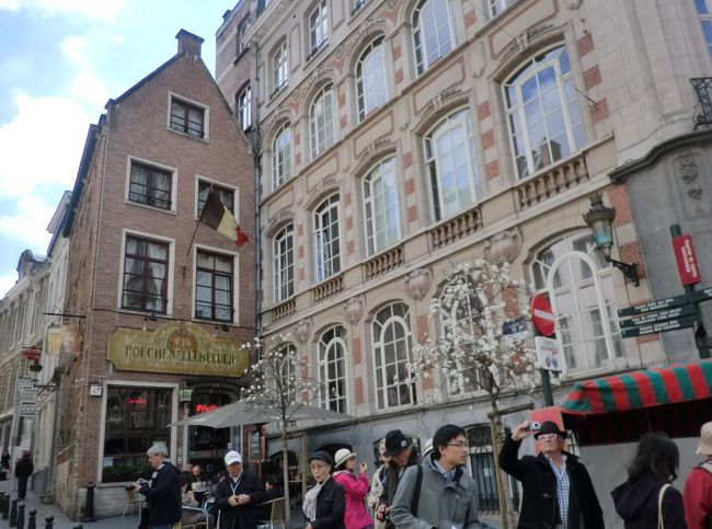 後ろを振り返るとホテルとカフェが建っている。