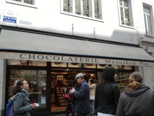 「イロ・サクレ地区」のチョコレート屋<br />(聖なる地区）グランプラスの北東に当たる。<br />30件もの店が密集するグルメ横丁