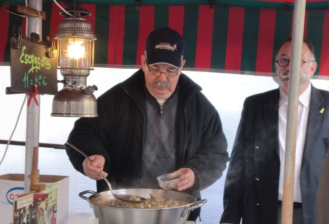 エスカルゴの屋台に紳士も並ぶ。