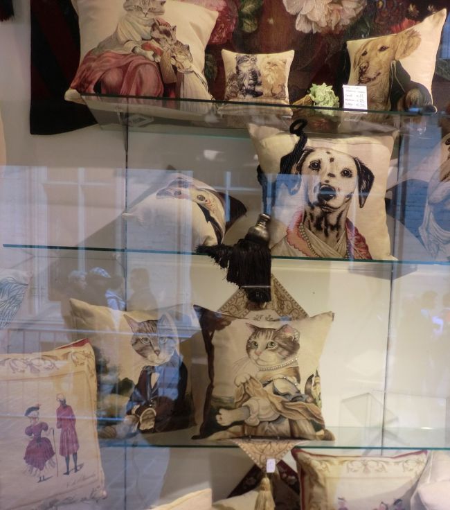 犬のプリントが愛らしいクッション