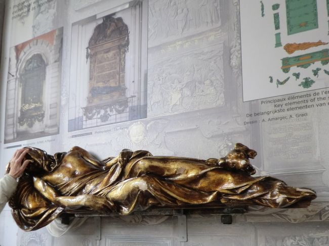 「セルクラースの像」はグラン・プラスの星の館の一角にあり、14世紀、町を侵略者から救った英雄。<br />触った場所に効き目があると聞き、頭部を触らせて頂く。