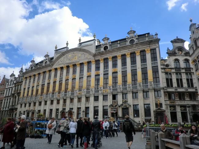 「ブラバン公の館」<br />1698年に建てられたものを1882年に再建。金箔をふんだんに用いたファサード、7つの部分に分かれたギルドがあり一部はホテルに。