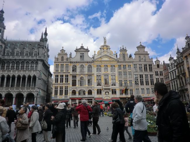 「グラン・プラス」広場は縦１１０ｍ、横６８ｍの長方形で南西の市庁舎、その向いに「王の家」、南東の「ブラバン公の館」があり、その間を各ギルドが豪華さを競う。<br />