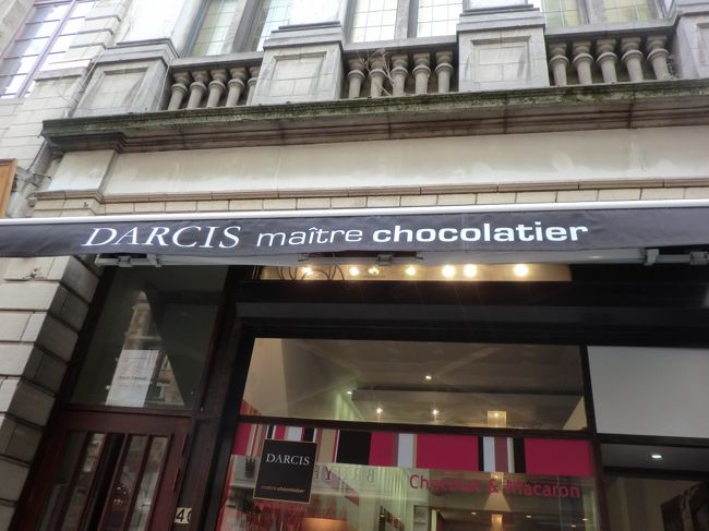 再び横丁に入ってみる。<br />チョコレートの店が多い。<br />１９世紀アフリカ植民地でカカオが生産された。<br />ベルギーでは配分量が決められていて木の実や香辛料を<br />入れたもの等あって、一人当たりの消費量は年間 9.3ｋｇ<br />