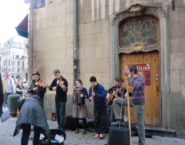 路上ライブに人だかり....<br />左手に進むと広場に出る。